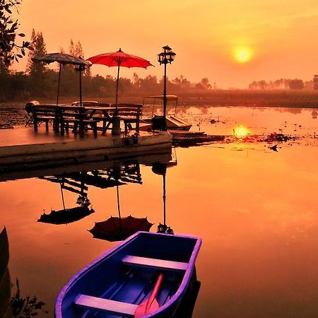 Golden Lake View Boutique Resort Kanchanaburi Bagian luar foto