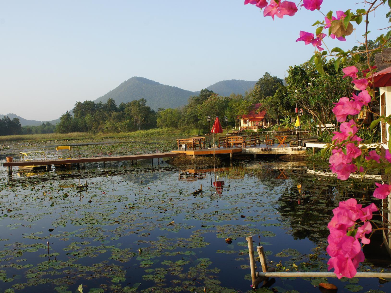 Golden Lake View Boutique Resort Kanchanaburi Bagian luar foto