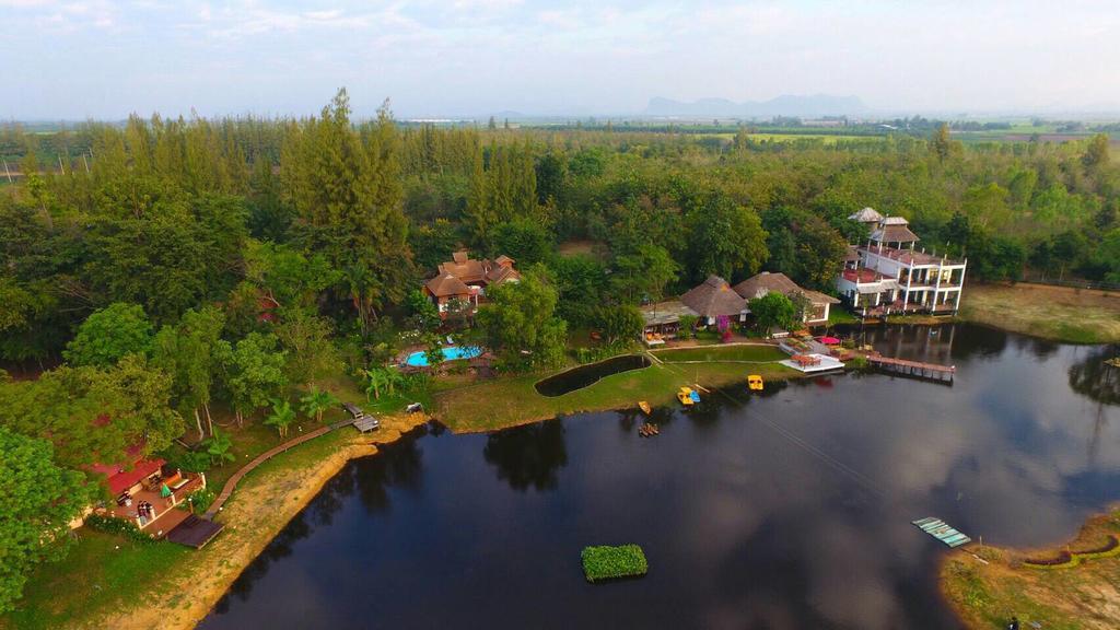 Golden Lake View Boutique Resort Kanchanaburi Bagian luar foto
