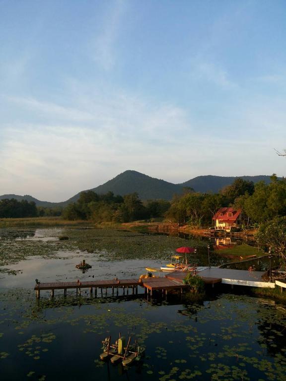 Golden Lake View Boutique Resort Kanchanaburi Bagian luar foto