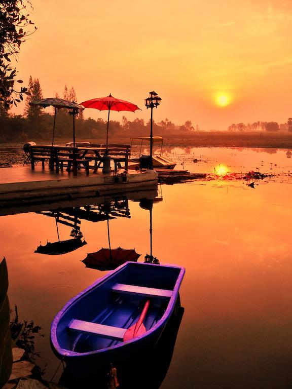 Golden Lake View Boutique Resort Kanchanaburi Bagian luar foto