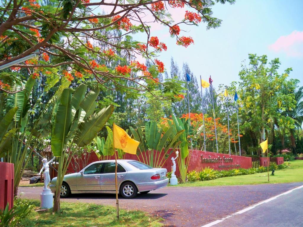 Golden Lake View Boutique Resort Kanchanaburi Bagian luar foto