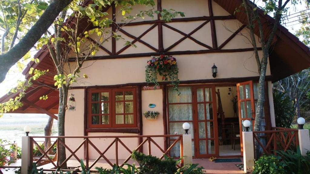 Golden Lake View Boutique Resort Kanchanaburi Bagian luar foto