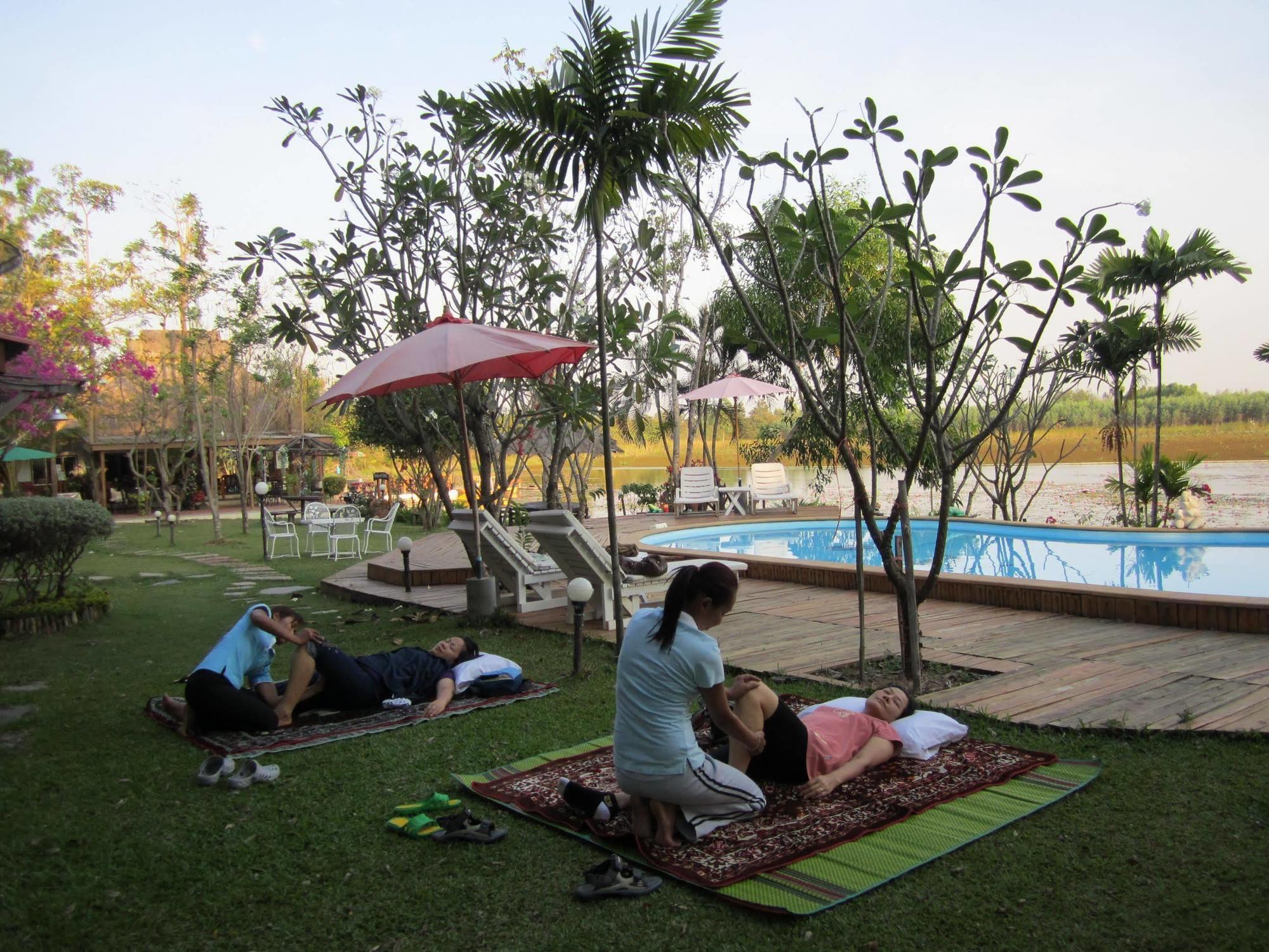 Golden Lake View Boutique Resort Kanchanaburi Bagian luar foto