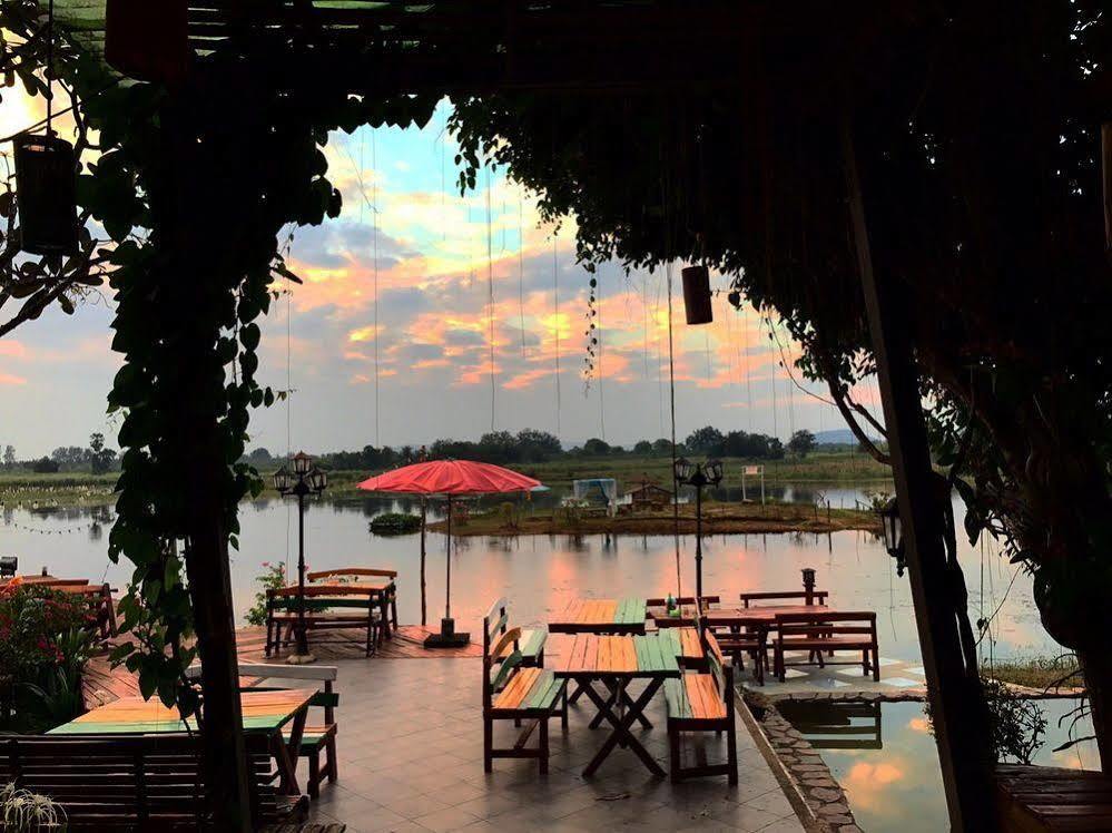Golden Lake View Boutique Resort Kanchanaburi Bagian luar foto