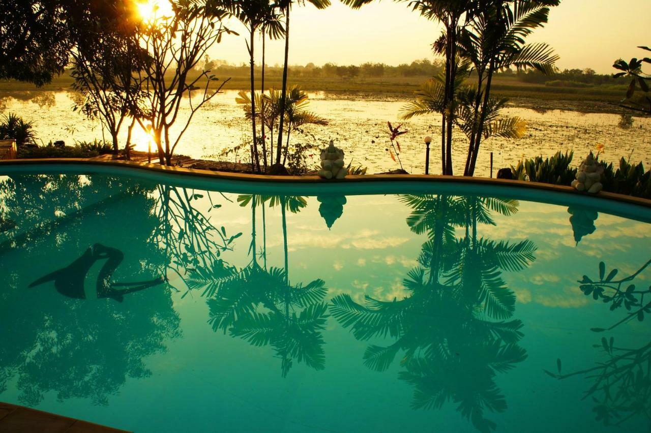 Golden Lake View Boutique Resort Kanchanaburi Bagian luar foto
